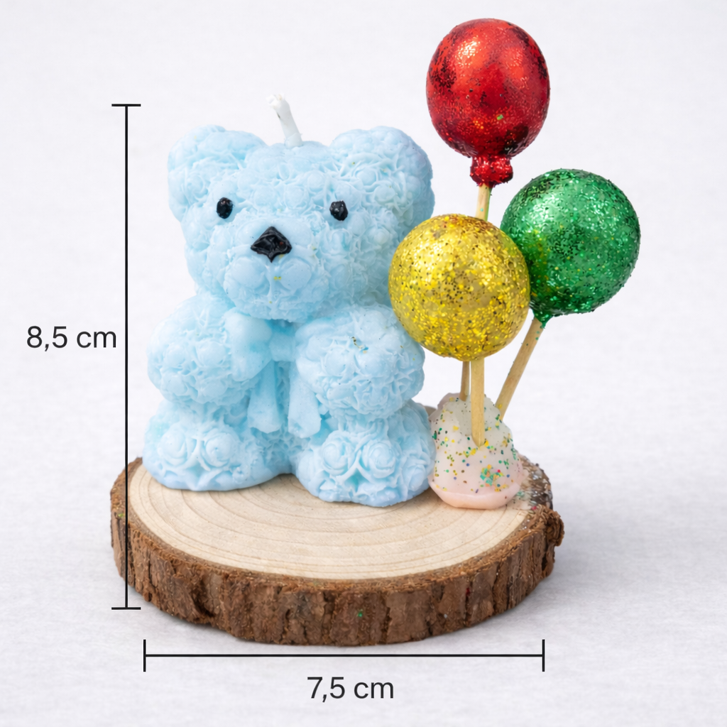 Vela decorativa artesanal en forma de osito azul con globos brillantes, dimensiones 8,5 cm de alto y 7,5 cm de ancho, presentada sobre base de madera, fotografía de estudio para e-commerce de lujo