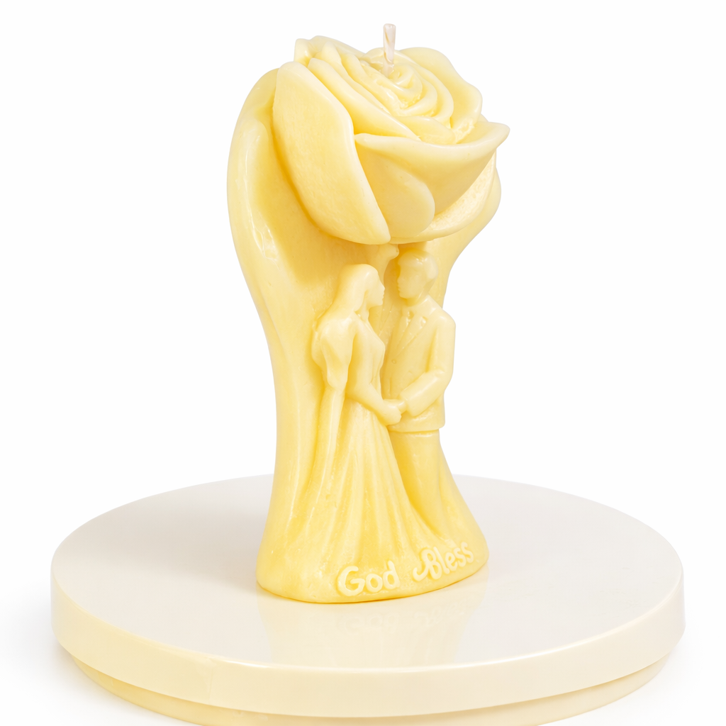 ela artística color amarillo mimosa con pareja de novios en relieve y rosa superior, elaborada en cera natural con acabado satinado, diseño escultórico con mensaje “God Bless”, objeto decorativo exclusivo para bodas religiosas y regalos especiales.