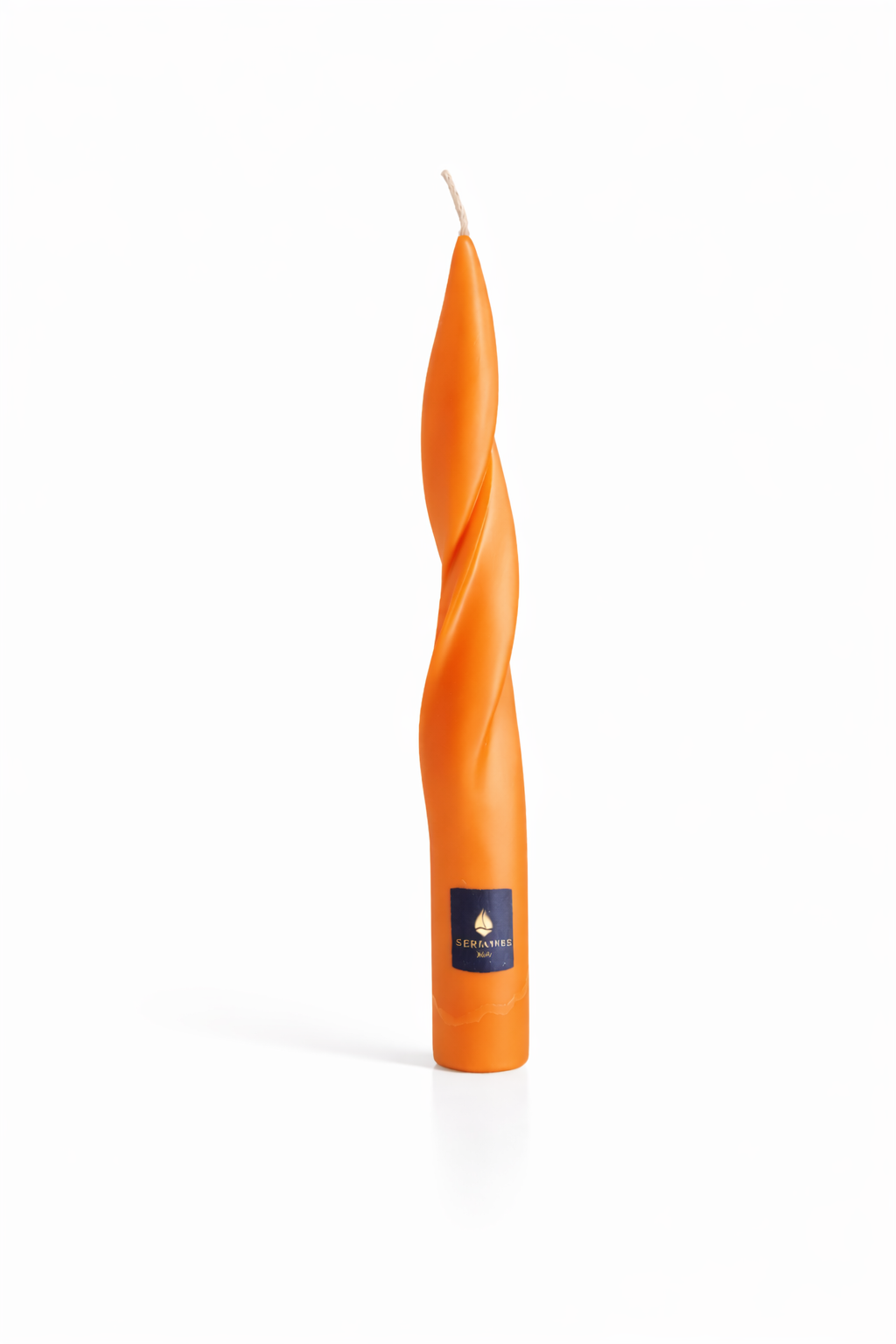 Vela cónica de autor Aura Atelier ÉCLAT con forma escultórica, elaborada artesanalmente en color Naranja.