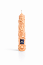 Vela cónica de autor Aura Atelier ROSAE con diseño floral ornamental, elaborada artesanalmente en color Naranja.