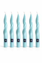 Pack de velas cónicas de autor Aura Atelier ÉCLAT con forma escultórica, elaboradas artesanalmente y disponibles en distintos colores