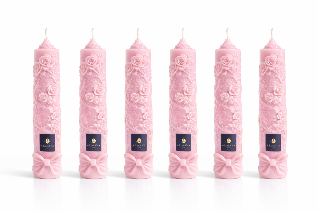 Pack de seis velas cónicas de autor Aura Atelier ROSAE con diseño floral ornamental, elaboradas artesanalmente para mesas y celebraciones elegantes