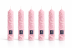 Pack de seis velas cónicas de autor Aura Atelier ROSAE con diseño floral ornamental, elaboradas artesanalmente para mesas y celebraciones elegantes