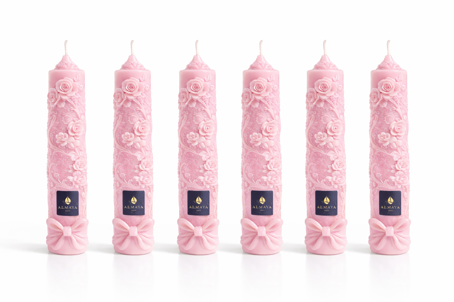 Pack de seis velas cónicas de autor Aura Atelier ROSAE con diseño floral ornamental, elaboradas artesanalmente para mesas y celebraciones elegantes