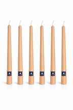 Pack de 6 velas cónicas Áurea Magna  Beige, velas artesanales de alta gama para bodas, eventos y decoración de lujo.