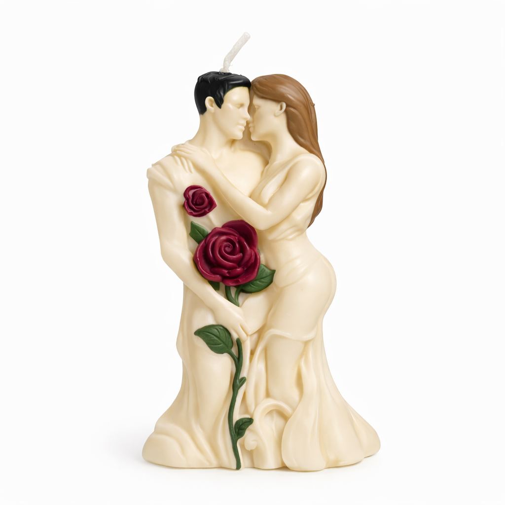 Vela artística de pareja enamorada con rosas rojas y hojas verdes en relieve, escultura romántica en cera premium tono marfil, pieza decorativa de lujo para regalo especial, boda o detalle exclusivo de amor eterno.