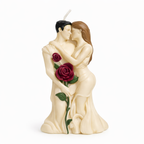 Vela artística de pareja enamorada con rosas rojas y hojas verdes en relieve, escultura romántica en cera premium tono marfil, pieza decorativa de lujo para regalo especial, boda o detalle exclusivo de amor eterno.