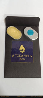 Recambio (pastilla metálica) del perfume sólido Éclat d'Ivoire, mostrando la opción llena y la base vacía, alternativa sostenible