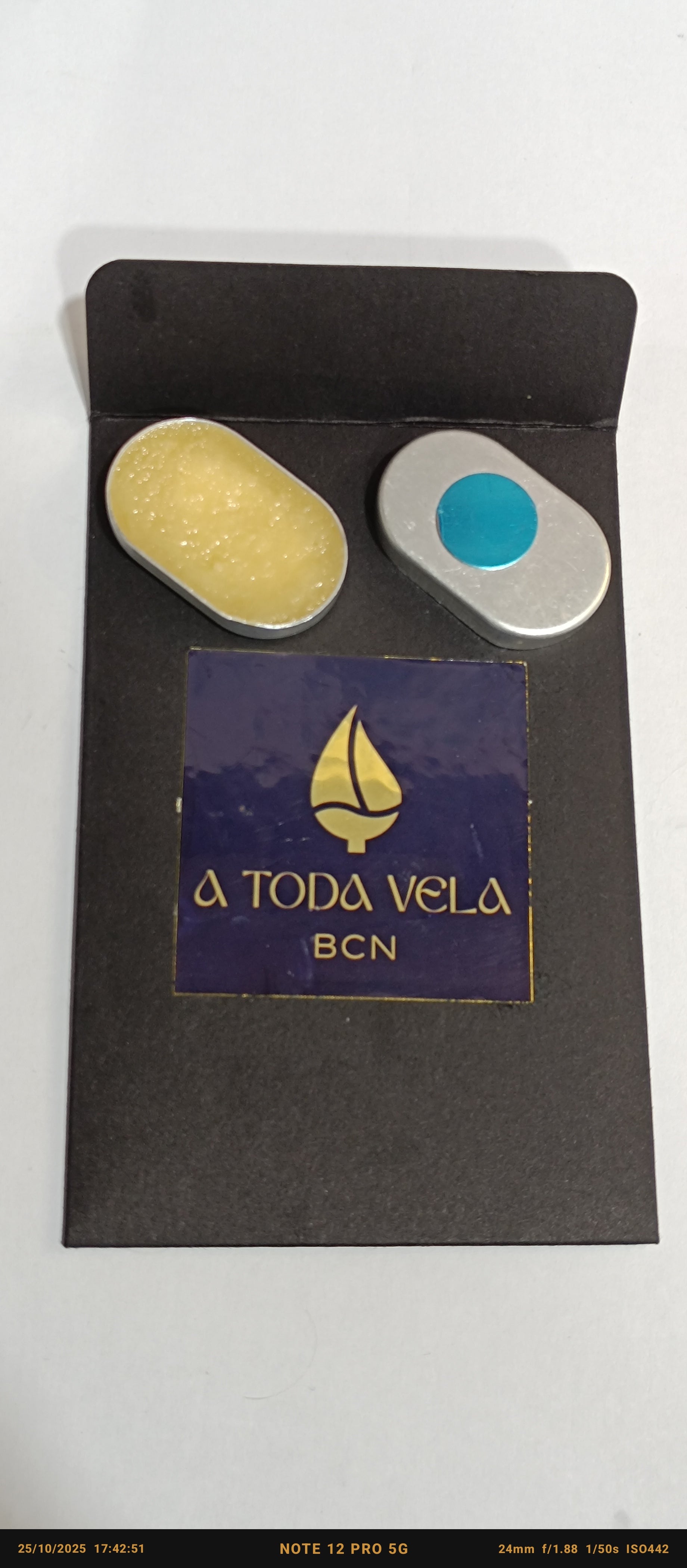Recambio de perfume sólido Aura Terra lleno de cera natural y un estuche vacío con protector, listo para ser insertado en el envase reutilizable.