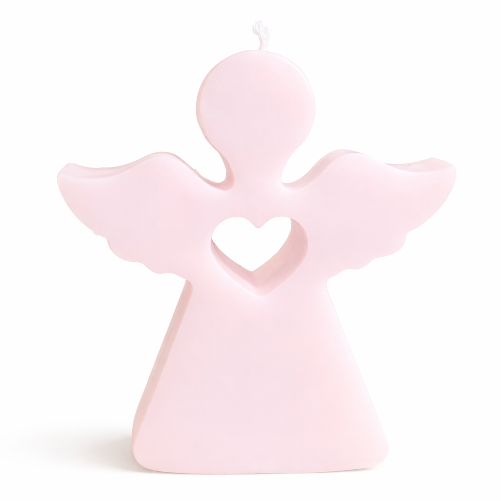 Vela artesanal en forma de ángel rosa pastel con corazón central, diseño moderno en cera premium ideal como recuerdo delicado de bautizo o decoración infantil elegante.