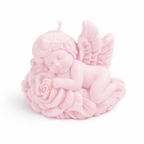 Vela artesanal en forma de ángel bebé dormido rosa pastel sobre flores, diseño escultórico en cera premium ideal como recuerdo exclusivo de bautizo.