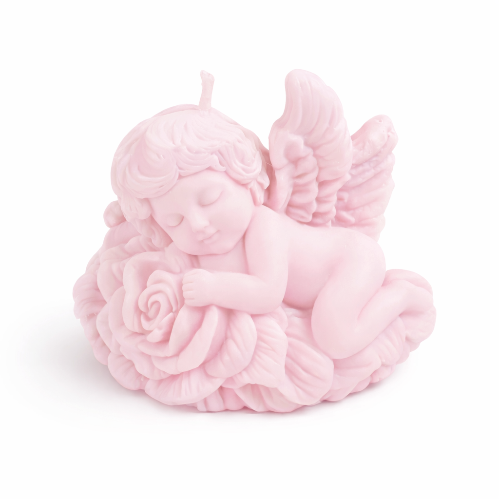 Vela artesanal en forma de ángel bebé dormido rosa pastel sobre flores, diseño escultórico en cera premium ideal como recuerdo exclusivo de bautizo.