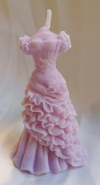 Vela Escultura Vestido de Novia de lujo. Diseño de volantes color malva, ideal para despedidas de soltera o fiestas de gala. Cera vegetal ecológica.