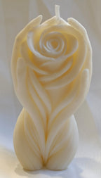 Escultura de cera natural: Manos Sosteniendo Rosa. Ideal como souvenir ecológico de lujo para regalos de boda, pedidas de mano o eventos.
