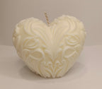 Detalle superior de la Vela Corazón Ornamentado. Pabilo de algodón y textura floral, 100% cera ecológica artesanal de A Toda Vela BCN.