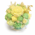 Vista superior del Bouquet de Velas Salónica. Rosas amarillas y verdes, y paniculata de cera. Pieza central de lujo 100% ecológica para mesas de evento.