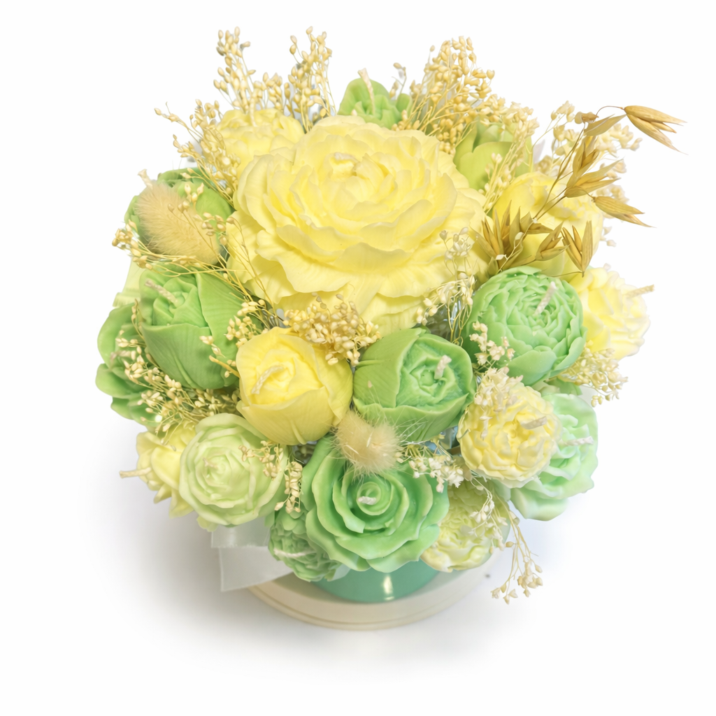 Vista superior del Bouquet de Velas Salónica. Rosas amarillas y verdes, y paniculata de cera. Pieza central de lujo 100% ecológica para mesas de evento.