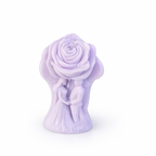 Vela escultórica color lila con pareja romántica bajo rosa en relieve y frase “Soul & Hope”, elaborada en cera natural premium, diseño contemporáneo y espiritual, pieza decorativa sofisticada para regalo simbólico o detalle de boda de lujo.