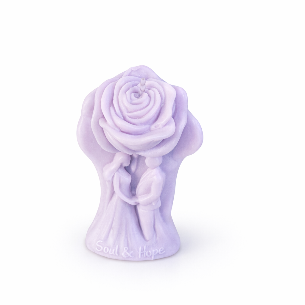 Vela escultórica color lila con pareja romántica bajo rosa en relieve y frase “Soul & Hope”, elaborada en cera natural premium, diseño contemporáneo y espiritual, pieza decorativa sofisticada para regalo simbólico o detalle de boda de lujo.