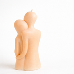 Vela decorativa romántica en tono terracota nude con silueta posterior de pareja abrazada, diseño escultórico moderno en cera natural ecológica, pieza minimalista elegante para decoración de interiores y regalo exclusivo.