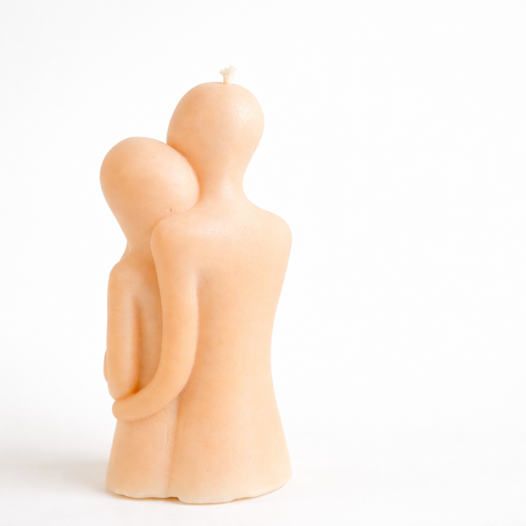 Vela decorativa romántica en tono terracota nude con silueta posterior de pareja abrazada, diseño escultórico moderno en cera natural ecológica, pieza minimalista elegante para decoración de interiores y regalo exclusivo.