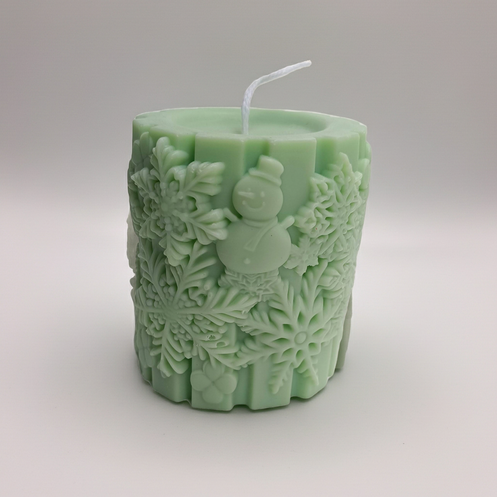 Vela Muñeco Nieve Copos cilíndrica, verde menta con relieve detallado de muñeco de nieve y copos.