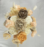 Detalle del ramo de velas de cera vegetal. Flores y rosas en tonos marrones y crema, ideal para centros de mesa rústicos y decoración de eventos de otoño.