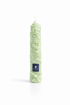 Vela cónica de autor Aura Atelier ROSAE con diseño floral ornamental, elaborada artesanalmente en color Verde.
