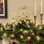 Centro de Velas Roma con figuras de cera esculpidas, decoración floral y luz cálida en un ambiente navideño elegante