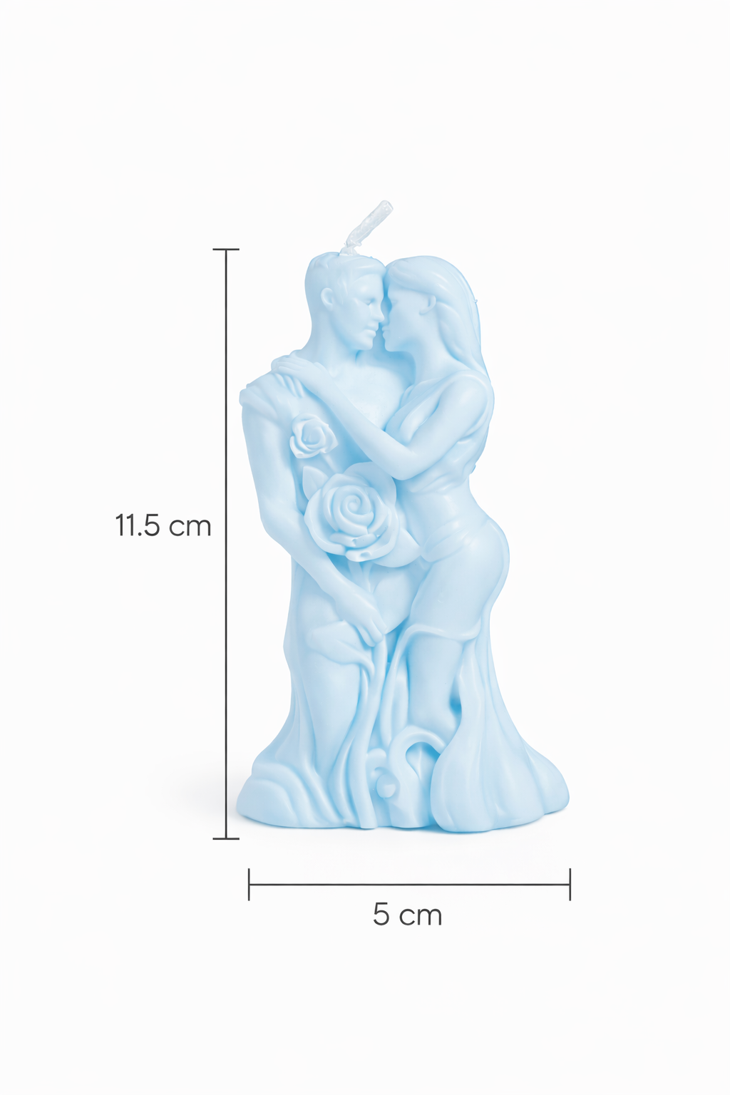 Vela romántica pareja con rosas en relieve de 11.5 cm de alto y 5 cm de ancho, elaborada en cera artesanal azul cielo, diseño escultórico moderno ideal para regalo de boda, aniversario o decoración romántica premium.