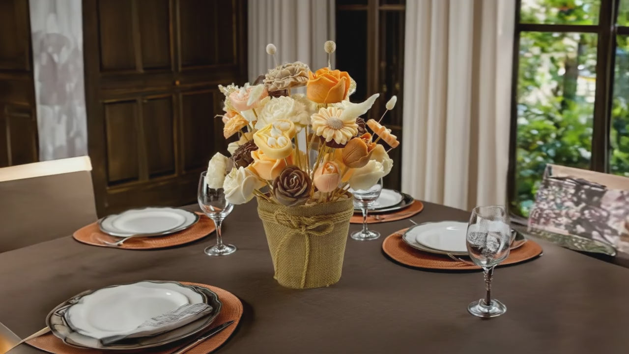 Video mostrando el arreglo floral de cera modelo Venecia en una mesa decorada.