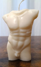 Vela Torso Masculino Desnudo, color blanco natural, figura esculpida con realismo, sobre un fondo azul suave.